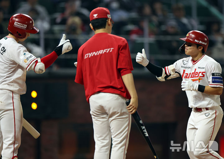 [인천=뉴시스] 최진석 기자 = 15일 인천 SSG랜더스필드에서 열린 2026 KBO리그 두산 베어스와 SSG 랜더스의 경기, 8회말 2사 주자없는 상황 SSG 정준재가 솔로 홈런을 치고 득점 후 박성한과 기뻐하고 있다. 2026.04.15 myjs@newsis.com