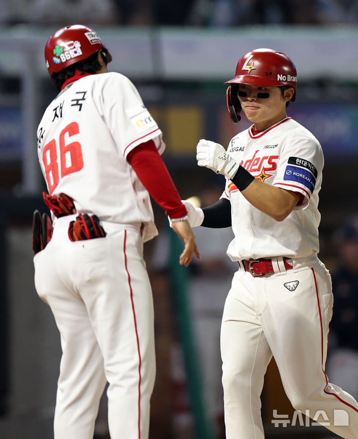 [인천=뉴시스] 최진석 기자 = 15일 인천 SSG랜더스필드에서 열린 2026 KBO리그 두산 베어스와 SSG 랜더스의 경기, 8회말 2사 주자없는 상황 SSG 정준재가 솔로 홈런을 치고 득점하며 윤재국 코치와 기뻐하고 있다. 2026.04.15 myjs@newsis.com