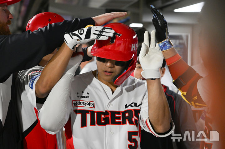 [광주=뉴시스] 이영주 기자 = 15일 오후 광주 북구 광주-기아챔피언스필드에서 열린 2026 신한 SOL KBO리그 키움히어로즈 대 KIA타이거즈의 경기. 7회 말 KIA 김도영이 솔로포로 점수를 7-5로 벌리자 덕아웃에서 동료들의 환호를 받고 있다. 2026.04.15. leeyj2578@newsis.com