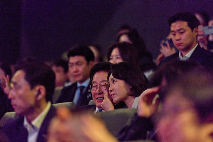 [서울=뉴시스] 최동준 기자 = 이재명 대통령과 김혜경 여사가 15일 서울 CGV 용산아이파크몰에서 '내 이름은' 영화를 관람하고 있다. (사진=청와대 제공) 2026.04.15. photo@newsis.com *재판매 및 DB 금지