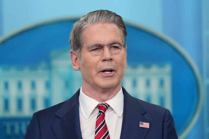 [워싱턴=AP/뉴시스]스콧 베선트 미국 재무장관이 15일(현지 시간) 백악관 정례브리핑에 참석해 취재진 질의에 답변하고 있다. 2026.04.16.