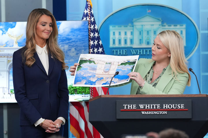 [워싱턴=AP/뉴시스] 캐롤라인 레빗 백악관 대변인이 지난 15일(현지 시간) 백악관에서 개선문 조감도를 들고 일일 브리핑을 하고 있다. 백악관은 미국 독립 기념 250주년을 맞아 높이 250피트(약 76m)의 개선문 건립 계획을 밝혔다. 이 개선문은 링컨기념관과 알링턴 국립묘지 사이 회전교차로 안에 세워질 것으로 알려졌다. 2026.04.16.