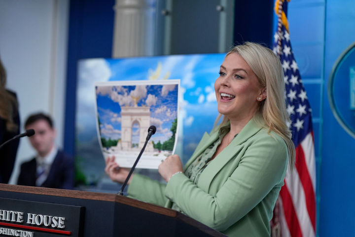 [워싱턴=AP/뉴시스] 캐롤라인 레빗 백악관 대변인이 지난 15일(현지 시간) 백악관에서 개선문 조감도를 들고 일일 브리핑을 하고 있다. 백악관은 미국 독립 기념 250주년을 맞아 높이 250피트(약 76m)의 개선문 건립 계획을 밝혔다. 이 개선문은 링컨기념관과 알링턴 국립묘지 사이 회전교차로 안에 세워질 것으로 알려졌다. 2026.04.16.