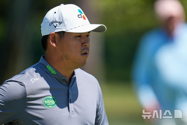 [힐턴헤드아일랜드=AP/뉴시스] 김시우가 15일(현지 시간) 미 사우스캐롤라이나주 힐턴헤드아일랜드 하버타운 골프링크스에서 열린 미국프로골프(PGA) 투어 RBC 헤리티지 연습 라운드에서 10번 홀 그린을 걷고 있다. 2026.04.16.