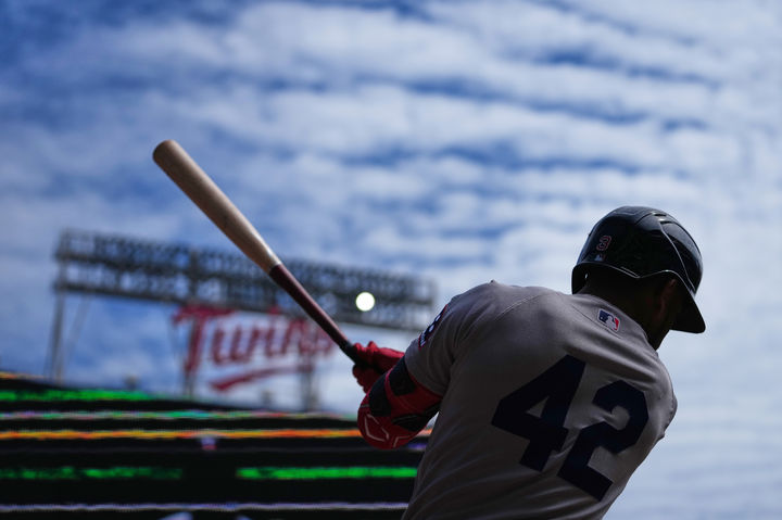 [미니애폴리스=AP/뉴시스] 보스턴 레드삭스의 세단 라파엘라가 재키 로빈슨 데이를 기념하기 위해 42번을 달고 15일(현지 시간) 미국 미니애폴리스에서 열린 미네소타 트윈스와의 야구 경기 1회말 워밍업 스윙을 하고 있다. 2026.04.16.