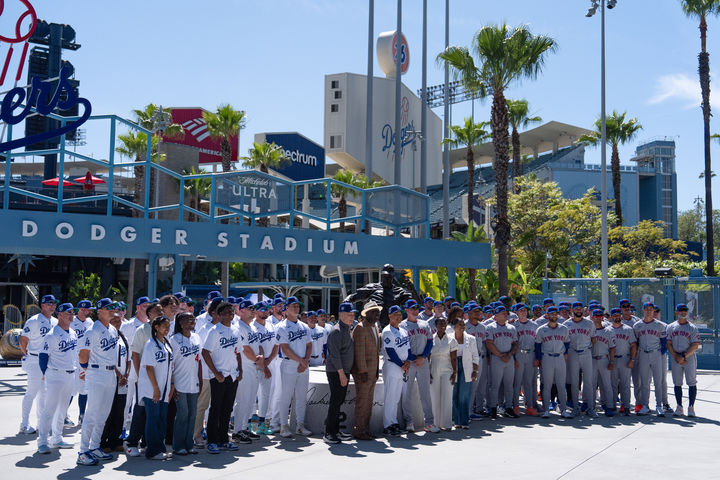 [로스앤젤레스=AP/뉴시스] 15일(현지 시간) LA 다저스와 뉴욕 메츠 선수들이 미 캘리포니아주 로스앤젤레스 다저 스타디움 앞 재키 로빈슨 동상 주변에 모여 '재키 로빈슨의 날' 기념식을 하고 있다. 메이저리그(MLB)는 흑인 선수로는 처음으로 MLB 무대에 선 로빈슨을 기념해 4월 15일에 모든 선수가 그의 등번호였던 42번 유니폼을 입는다. 로빈슨은 1947년 4월 15일 브루클린 다저스(LA 다저스 전신) 1루수로 처음 출전했다. 2026.04.16.