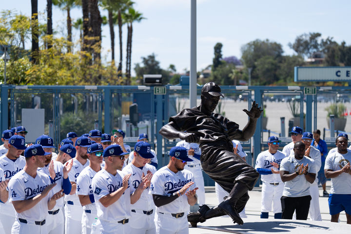 [로스앤젤레스=AP/뉴시스] 15일(현지 시간) LA 다저스 선수들이 미 캘리포니아주 로스앤젤레스 다저 스타디움 앞 재키 로빈슨 동상 주변에 모여 '재키 로빈슨의 날' 기념식을 하고 있다. 메이저리그(MLB)는 흑인 선수로는 처음으로 MLB 무대에 선 로빈슨을 기념해 4월 15일에 모든 선수가 그의 등번호였던 42번 유니폼을 입는다. 로빈슨은 1947년 4월 15일 브루클린 다저스(LA 다저스 전신) 1루수로 처음 출전했다. 2026.04.16.