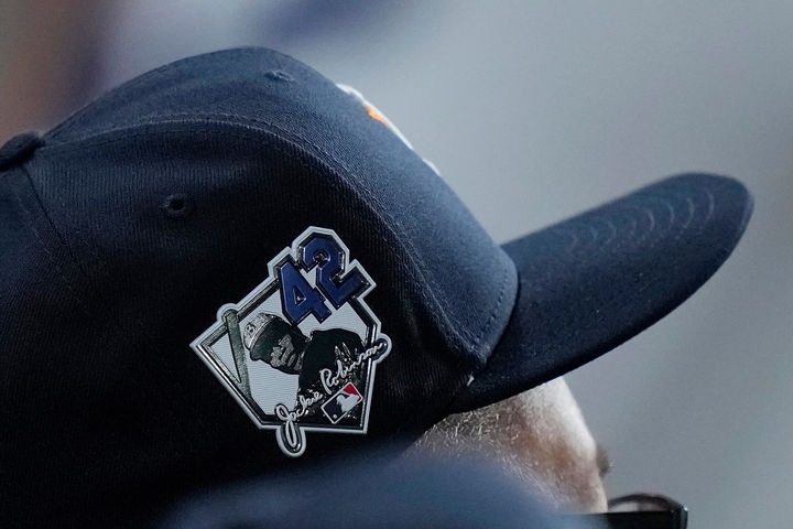 [휴스턴=AP/뉴시스] 15일(현지 시간) 미국 휴스턴에서 열린 휴스턴 애스트로스와 콜로라도 로키스의 경기에서 한 선수가 재키 로빈슨 패치를 모자에 달고 있다. 2026.04.16.