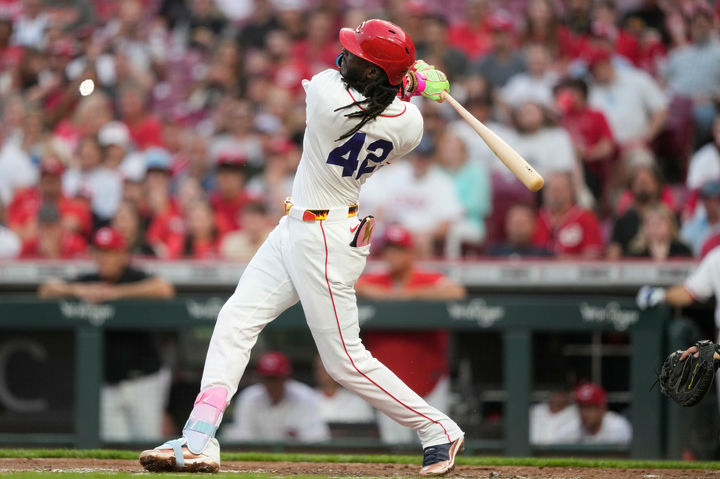 [신시내티=AP/뉴시스] 신시내티 레즈의 엘리 드 라 크루즈가 15일(현지 시간) 미국 신시내티에서 열린 샌프란시스코 자이언츠와의 경기에서 재키 로빈슨 데이를 기념해 등 번호 42번이 새겨진 유니폼을 입고 4회말 솔로 홈런을 치고 있다. 2026.04.16.