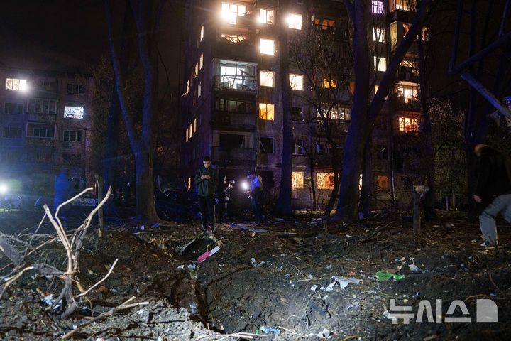[AP/뉴시스] 16일 새벽 러시아 드론이 아파트 앞 당에 떨어져 큰 구덩이가 파었다