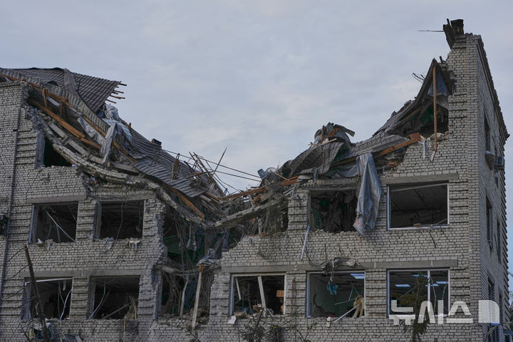 [AP/뉴시스] 밤중에 러시아 드론 공격으로 무너진 우크라이나 수도 키이우의 건물 16일 모습