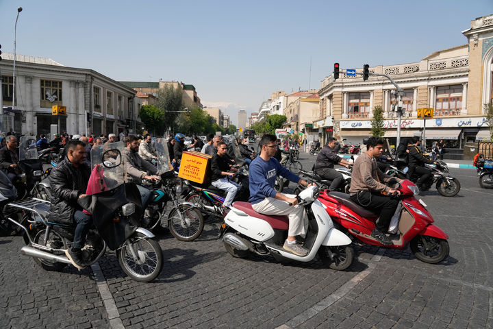 [테헤란=AP/뉴시스] 미국과 이란이 2주간의 휴전에 들어갔지만, 이란의 해커들은 여전히 활발히 활동하고 있는 것으로 나타났다고 월스트리트저널(WSJ)이 16일(현지 시간) 보도했다. 사진은 16일 이란 테헤란에서 오토바이 운전자들이 거리를 달리는 모습. 2026.04.17.