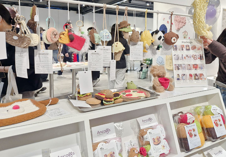 [부산=뉴시스] 롯데백화점 부산본점은 고객 체험형 복합 콘텐츠 브랜드 '틴트트레이'(Tint Tray)가 백화점 7층에서 문을 열었다고 16일 밝혔다. (사진=롯데백화점 제공) 2026.04.16. photo@newsis.com *재판매 및 DB 금지