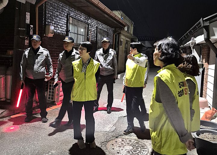 [원주=뉴시스] 성매매 집결지 '희매촌' 합동 순찰. (사진=원주시 제공) 2026.04.16. photo@newsis.com *재판매 및 DB 금지
