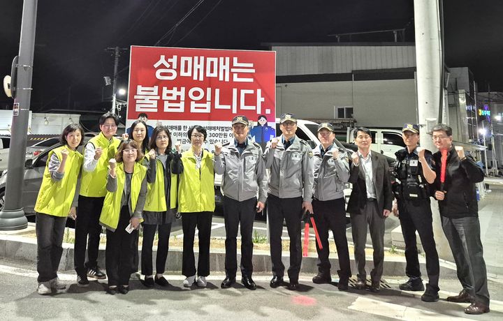 [원주=뉴시스] 성매매 집결지 '희매촌' 합동 순찰. (사진=원주시 제공) 2026.04.16. photo@newsis.com *재판매 및 DB 금지
