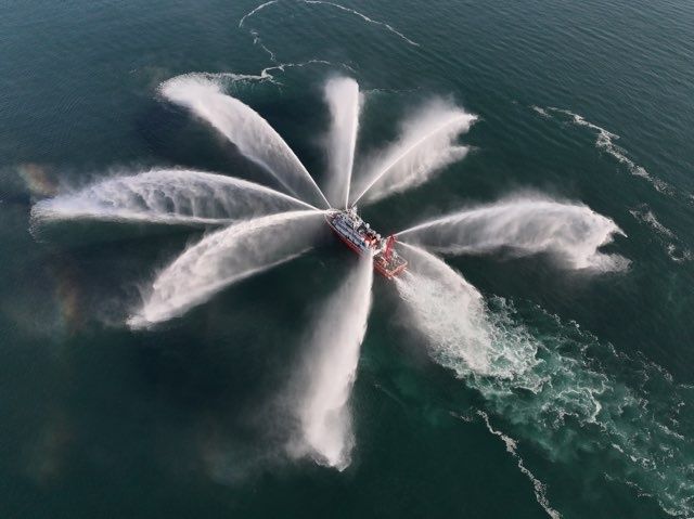 [세종=뉴시스] 15일 부산 신항에 배치된 540톤급 최신예 중형 소방정 '소방 501호'가 분당 최대 16만 리터의 소화수를 뿜어내는 8방향 일제 방수를 시연하며 압도적인 화재 진압 능력을 선보이고 있다. (사진=소방청). *재판매 및 DB 금지