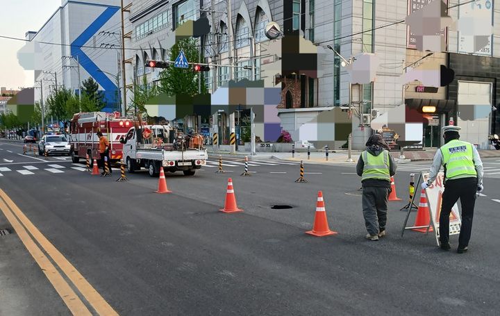[구미=뉴시스] 도로 땅 꺼짐 통제. (사진=경북소방본부 제공) 2026.04.16 photo@newsis.com *재판매 및 DB 금지