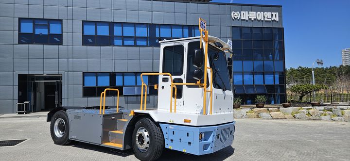[서울=뉴시스] 전기 야드트랙터. (사진=해양수산부 제공) 2026.04.16. photo@newsis.com *재판매 및 DB 금지