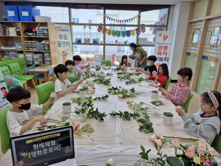 [안동=뉴시스] 안동시공동육아나눔터에서 어린이들이 원예체험을 하고 있다. (사진=안동시 제공) 2026.04.16. photo@newsis.com *재판매 및 DB 금지