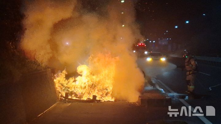 [제주=뉴시스] 15일 오후 11시38분께 제주 평화로에서 차량 화재가 발생해 소방당국이 진화에 나서고 있다. (사진=제주소방안전본부 제공) 2026.04.16. photo@newsis.com