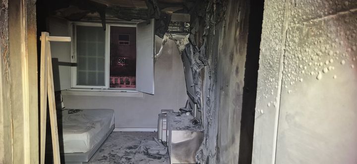 [전주=뉴시스] 16일 오전 1시41분께 전북 전주시 덕진구 덕진동의 3층 규모 호텔 객실에서 불이 나 내부가 그을려 있다. (사진=전북도소방본부 제공) 2026.04.16. photo@newsis.com *재판매 및 DB 금지