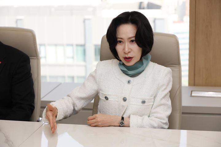 [서울=뉴시스] '장혜선 롯데 위기탈북민 긴급지원 사업 전달식' 기념사진. (사진=롯데장학재단 제공) *재판매 및 DB 금지