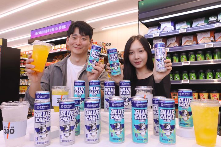 이마트24는 오는 17일 데일리 에너지 드링크 '블루 이글(BLUE EAGLE)' 2종을 출시한다고 16일 밝혔다. *재판매 및 DB 금지