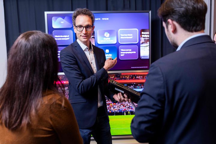 [서울=뉴시스] 독일 프랑크푸르트에서 열린 삼성전자 '2026 유럽 테크세미나'에서 참석자들이 삼성전자 TV에 적용된 최신 AI 기술을 체험하고 있다. (사진=삼성전자 제공) 2026.04.16. photo@newsis.com *재판매 및 DB 금지