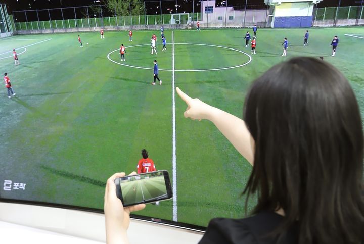 KT스카이라이프는 AI 기반 스포츠 분석 솔루션 ‘포착’으로 제52회 한국기자협회 서울지역 축구대회 전 경기를 중계한다고 16일 밝혔다. 사진은 포착 회원이 앱을 통해 생활체육 축구 경기를 시청 중인 모습. (사진=KT스카이라이프 제공) *재판매 및 DB 금지