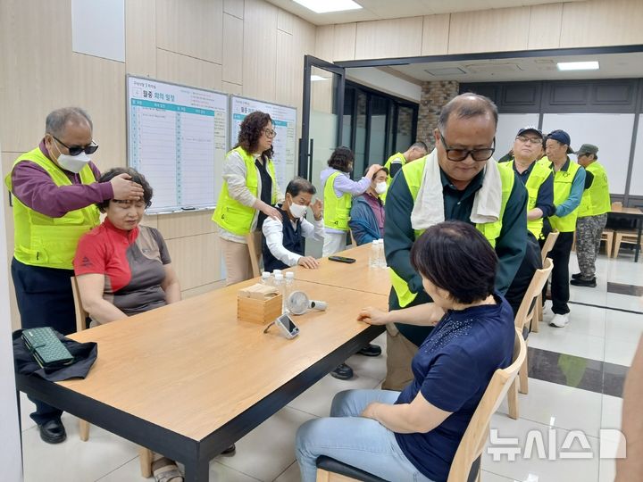 [시흥=뉴시스] 시흥시가 ‘장애 공감의 달’을 운영하는 가운데 시각장애인 전문 안마사들이 안마 봉사를 하고 있다. (사진=시흥시 제공).