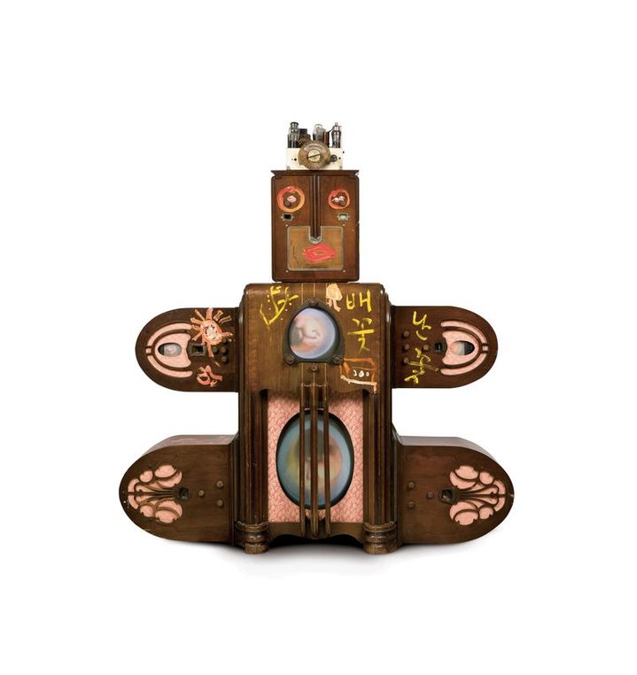 백남준 <김활란 박사>, 1997. Single-channel video, 7 televisions, antique radio, USB, media player, video splitter and various objects, 51 x 148.5 x 162.3(h) cm. 추정가 1억 5000만 원-3억 원. *재판매 및 DB 금지