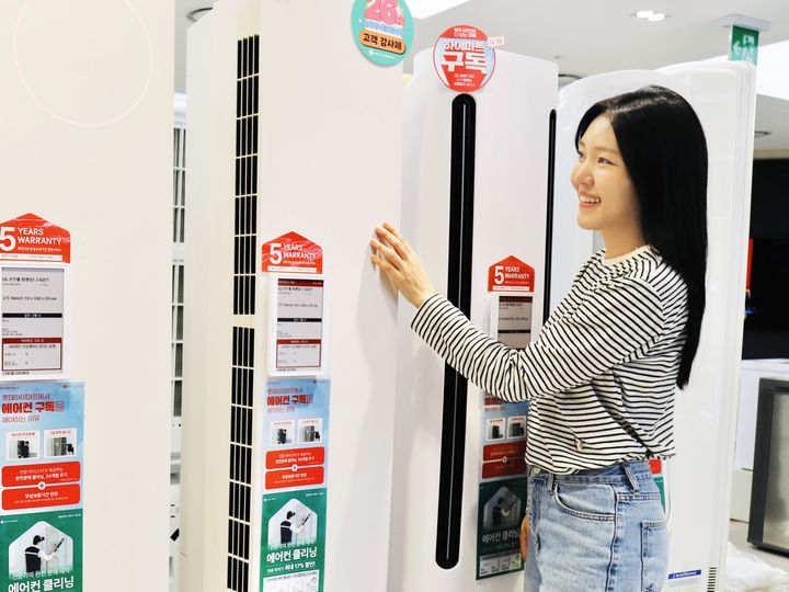 [서울=뉴시스] 깜짝 더위에 에어컨, 선풍기 등 냉방가전 수요가 빠르게 증가하고 있다. (사진=롯데하이마트 제공) *재판매 및 DB 금지