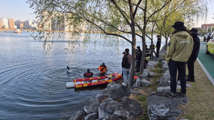 경찰과 소방, 남매지 수색작업 *재판매 및 DB 금지