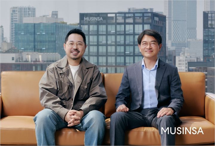 [서울=뉴시스] 최재영 무신사 CCO(왼)와 김상규 삼성카드 전략사업본부장(오)이 전략적 업무 협약을 체결하고 기념사진을 촬영하고 있다.(사진=무신사 제공) *재판매 및 DB 금지 *재판매 및 DB 금지