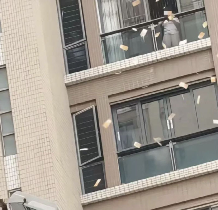 [서울=뉴시스] 중국 광둥성 산터우의 한 아파트 단지에서 여성이 창문 밖으로 돈을 뿌리는 영상이 공개돼 화제가 되고 있다. (사진=웨이보)