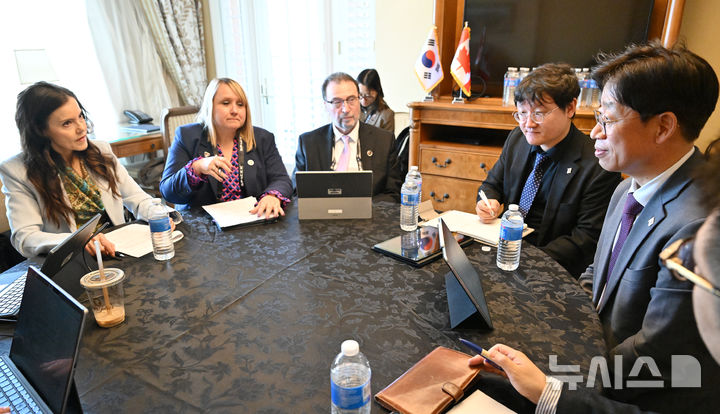 [서울=뉴시스]제41회 스페이스 심포지엄에 참석한 오태석 우주항공청장(오른쪽 첫번째)이 14일(현지시각) 캐나다 우주청과의 양자면담에서 리사 캠벨 캐나다 우주청장(왼쪽 첫번째)과 이야기를 나누고 있다. (사진=우주항공청 제공)