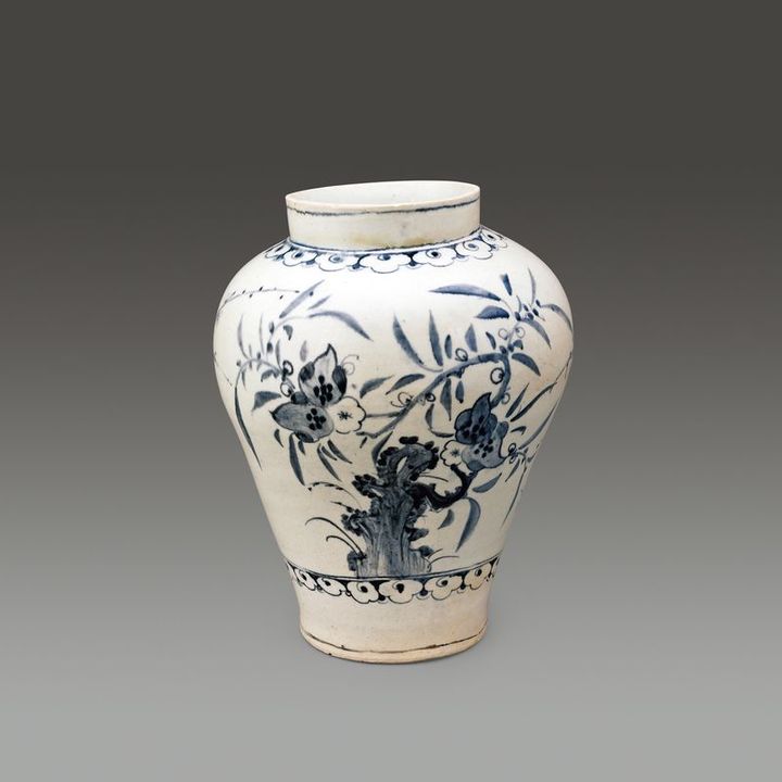 <백자청화괴석화조문호(白磁靑畵怪石花鳥文壺)>, JoSeon Period. 27.8 x 36.3 cm. .추정가 4억 원-6억 원. *재판매 및 DB 금지