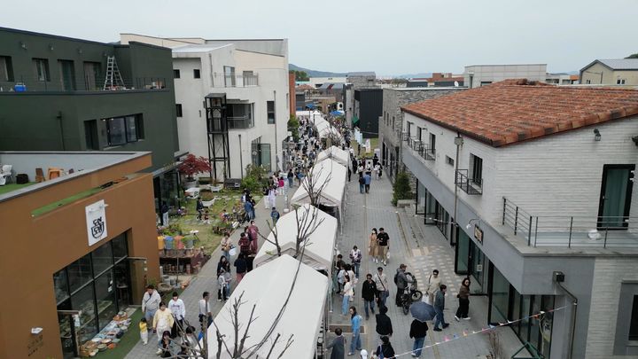 [서울=뉴시스] 이천도자예술마을 대규모 판매존 전경. (사진=이천도자기축제 홈페이지 캡처) *재판매 및 DB 금지