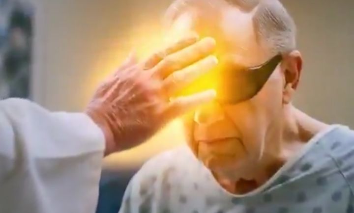 [서울=뉴시스] 도널드 트럼프 미국 대통령이 자신을 예수에 빗댄 인공지능(AI) 합성 사진을 트루스소셜에 업로드했다가 삭제한 가운데, SNS에서는 관련 밈(meme)이 확산하고 있다. (사진=X 캡처) *재판매 및 DB 금지