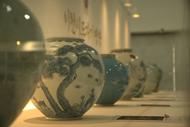 [서울=뉴시스] 이천도자기축제에 전시된 명장 작품. (사진=이천도자기축제 홈페이지 캡처) *재판매 및 DB 금지