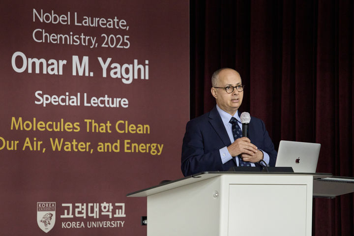 [서울=뉴시스] 지난 14일 열린 고려대 '제11회 넥스트 인텔리전스 포럼'에서 노벨화학상 수상자 오마르 M.야기 석좌교수가 특별 강연을 진행하고 있다. (사진=고려대 제공) 2026.04.16. photo@newsis.com *재판매 및 DB 금지