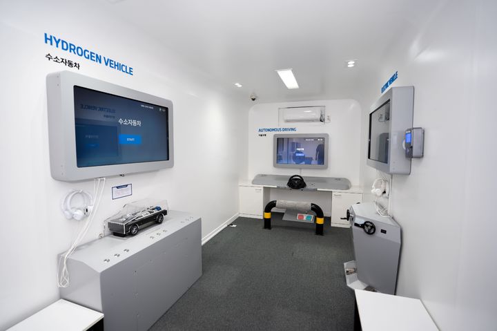 [서울=뉴시스] BMW코리아 미래재단의 대표적 사회공헌 활동인 모바일 주니어 캠퍼스의 모습. (사진=BMW코리아 제공) 2026.4.16. photo@newsis.com *재판매 및 DB 금지