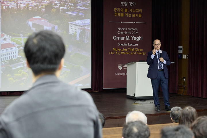 [서울=뉴시스] 지난 14일 열린 고려대 '제11회 넥스트 인텔리전스 포럼'에서 오마르 M. 야기 석좌교수가 학생과 질의응답을 진행하고 있다. (사진=고려대 제공) 2026.04.16. photo@newsis.com *재판매 및 DB 금지