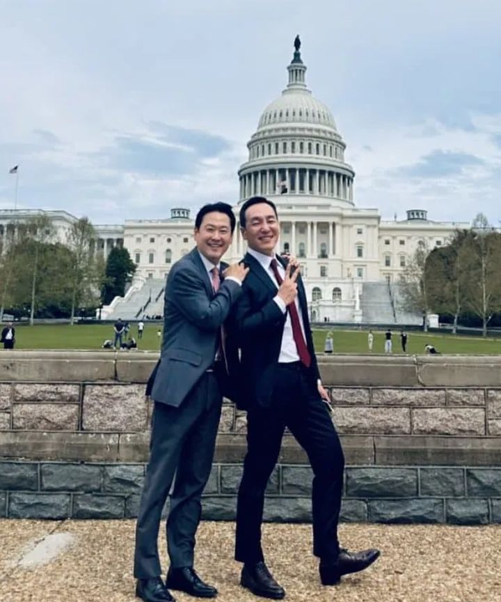 [서울=뉴시스] 방미 중인 장동혁 국민의힘 대표가 김민수 국민의힘 최고위원과 미 국회의사당을 배경으로 찍은 사진. (사진=김종혁 국민의힘 의원 페이스북 캡처) *재판매 및 DB 금지
