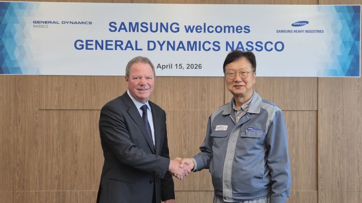 [서울=뉴시스] 최성안 삼성중공업 부회장(오른쪽), 데이비드 카버 제너럴 다이내믹스 나스코 사장이 15일 삼성중공업 거제 조선소에서 기념 촬영하는 모습. (사진=삼성중공업) 2026.04.16 photo@newsis.com *재판매 및 DB 금지 *재판매 및 DB 금지