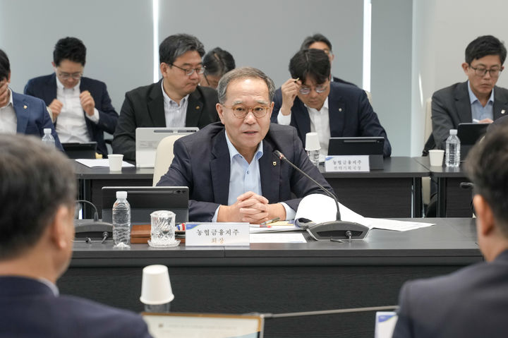 15일 서울 서대문 NH농협타워에서 이찬우 농협금융지주 회장이 2차 생산적금융 특별위원회회의를 주재하고 있다. (사진=농협금융 제공) *재판매 및 DB 금지