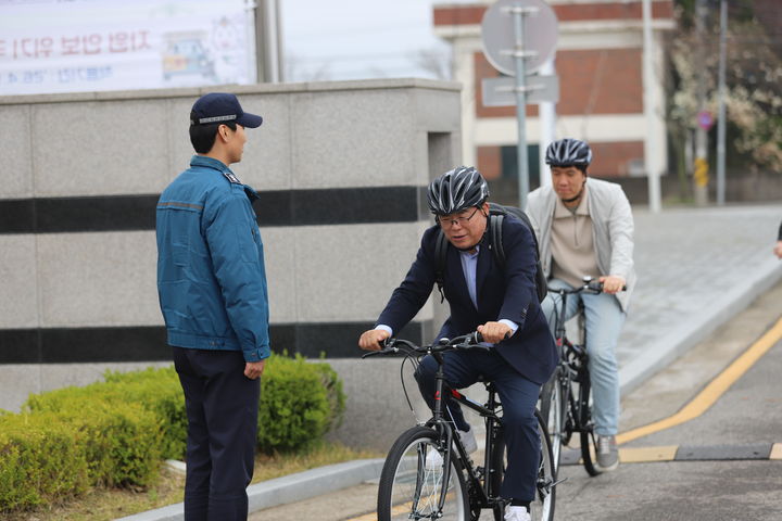 [세종=뉴시스] 이석형 한국농업기술진흥원장이 자전거로 출근하는 모습. (사진=농진원 제공) *재판매 및 DB 금지