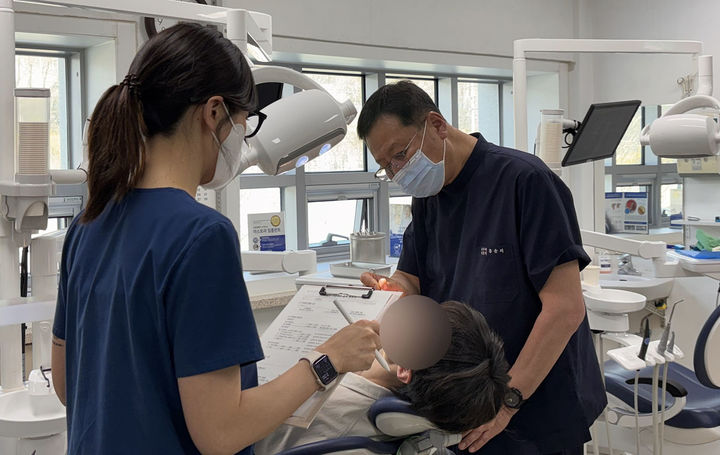 지난 15일 근로복지공단 태백병원 홍윤의 진료과장이 치과진료를 하고 있다.(사진=태백병원 제공) *재판매 및 DB 금지