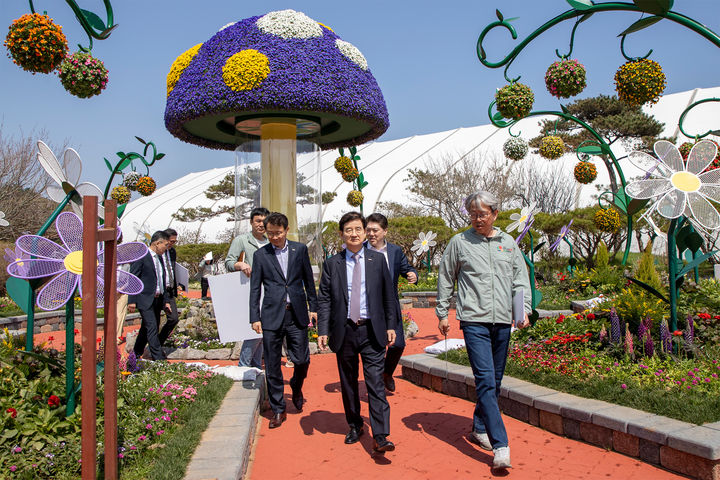 [서울=뉴시스] 김선규 호반 회장이 지난 15일 충남 태안군 안면읍 꽃지해안공원에 마련된 2026 태안국제원예치유박람회 현장을 찾아 준비 상황을 점검했다. (사진=호반 제공) 2026.04.16. photo@newsis.com *재판매 및 DB 금지