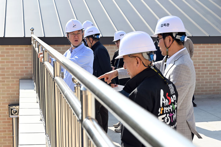 [안산=뉴시스] 이민근 경기 안산시장(왼쪽 첫번째)이 15일 본오동청소년문화의집 건립 공사 현장을 방문해 안전관리 실태를 점검하고 있다. (사진=안산시 제공) 2026.04.16. photo@newsis.com *재판매 및 DB 금지